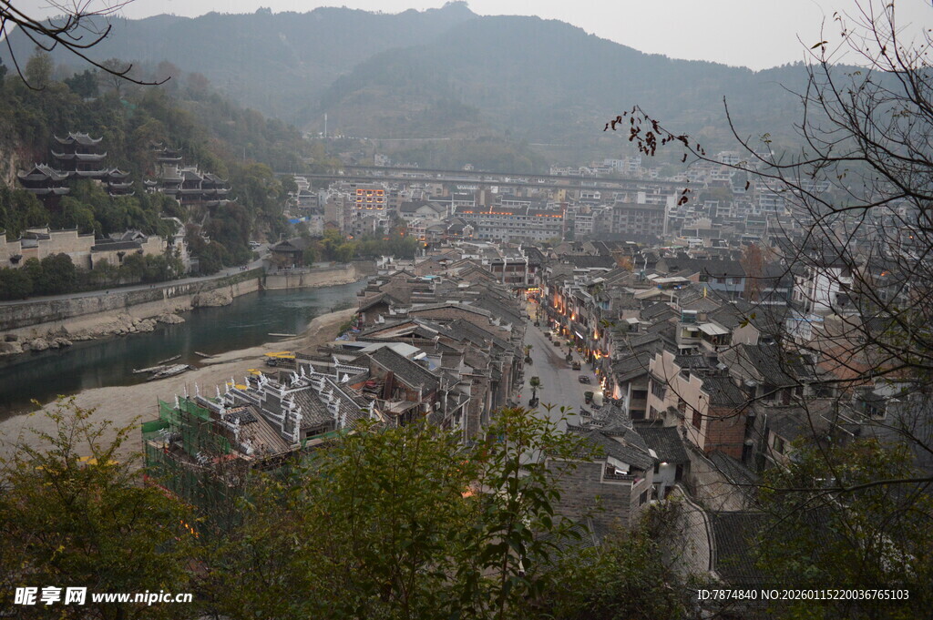 俯瞰山间城镇美景