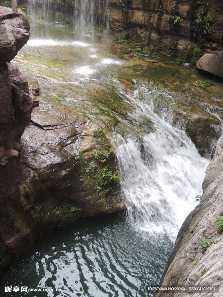 山间清泉瀑布自然美景