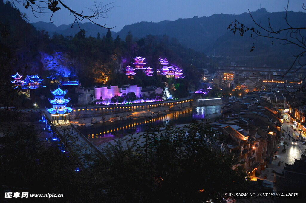 山间夜景灯光璀璨迷人