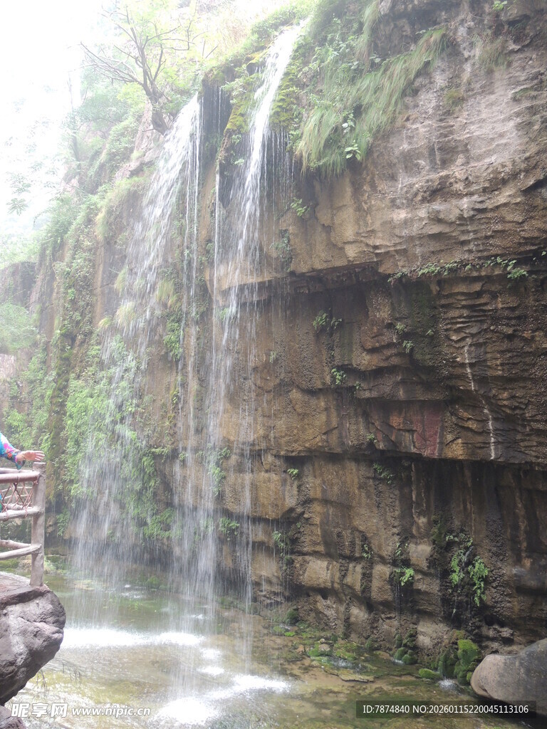 山间瀑布景观
