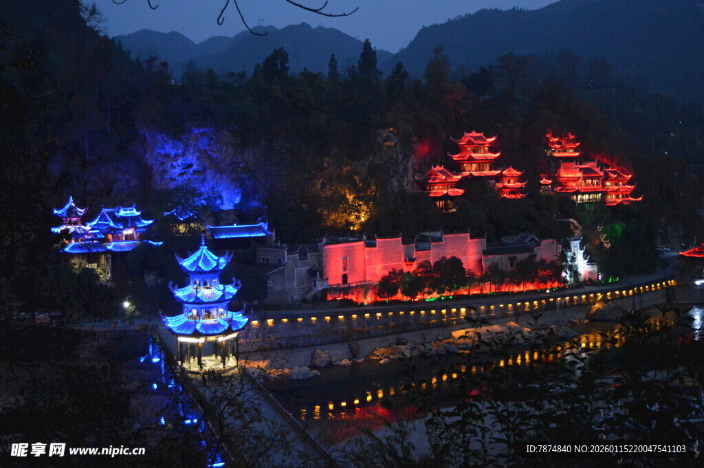 璀璨夜景中的中式建筑灯火
