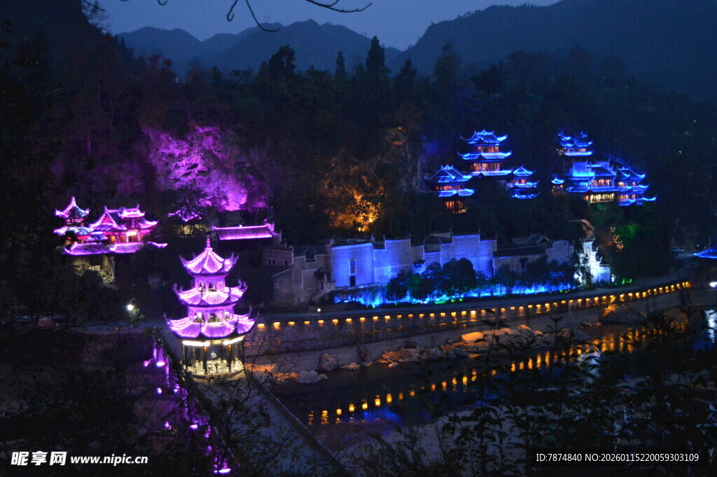 山间夜景灯光秀璀璨夺目