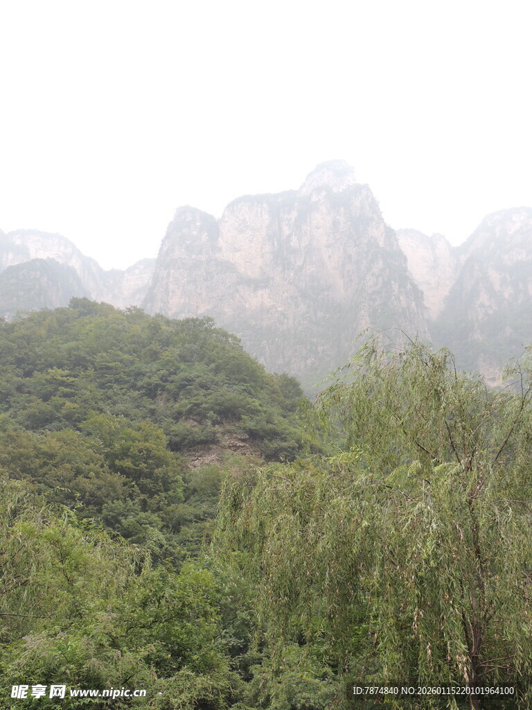 山峦叠翠间的葱郁景致