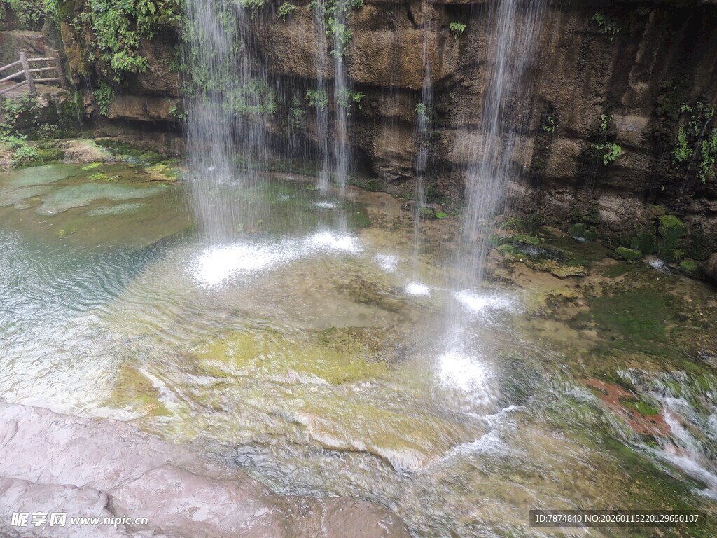 山间清澈瀑布下的潭水