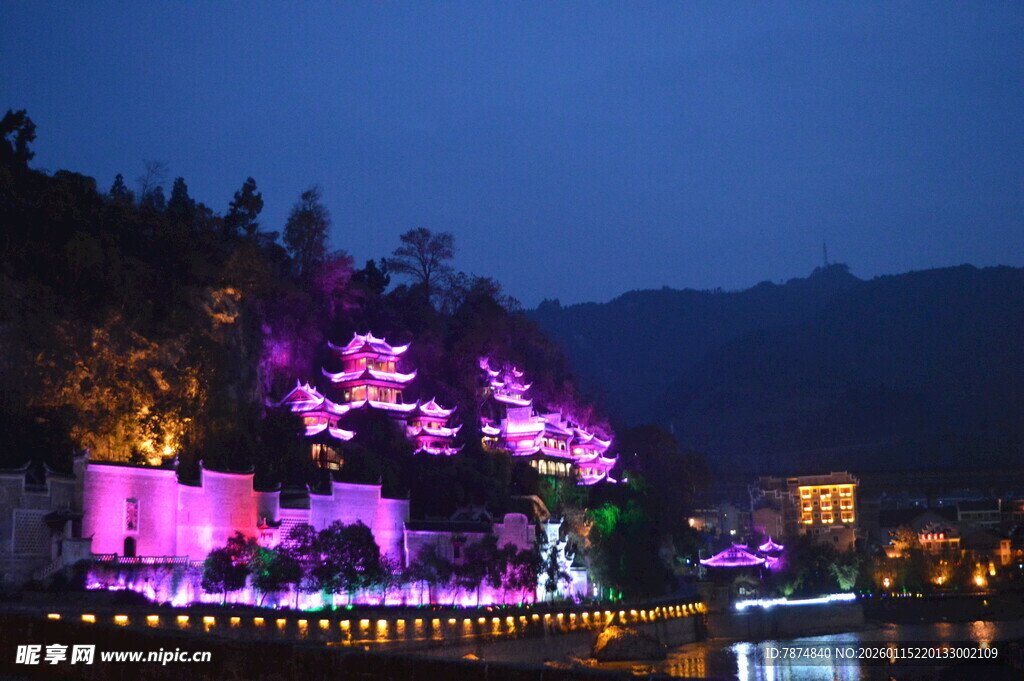 湖畔夜景 绚烂灯光映繁花