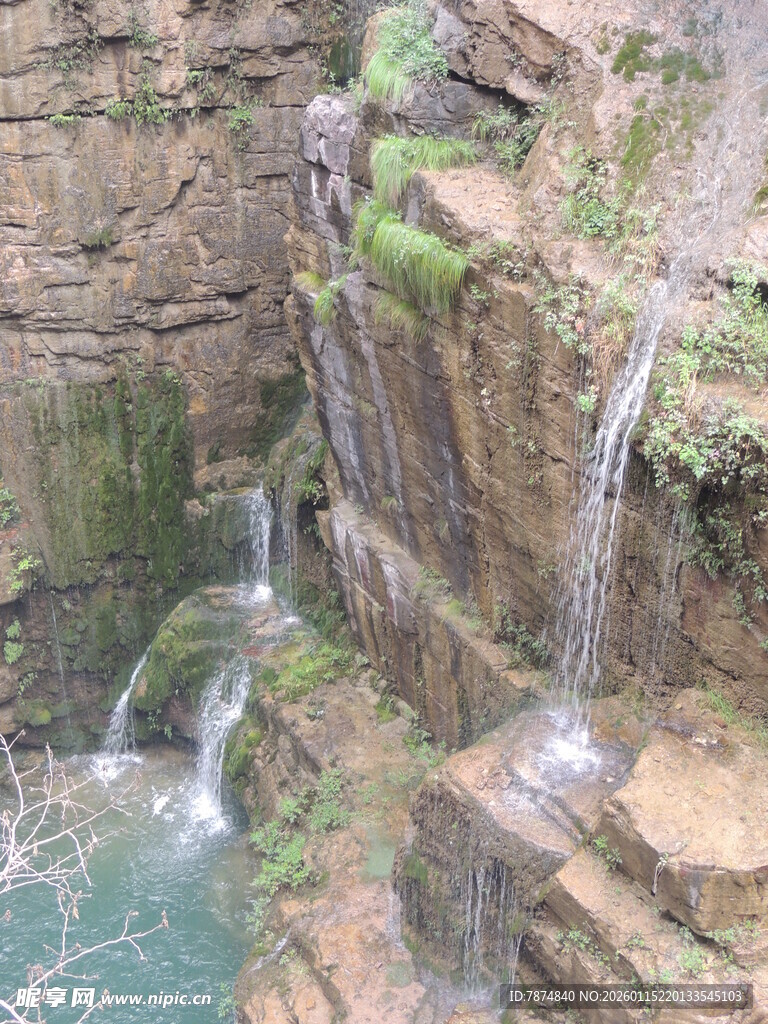 山间瀑布溪流自然美景