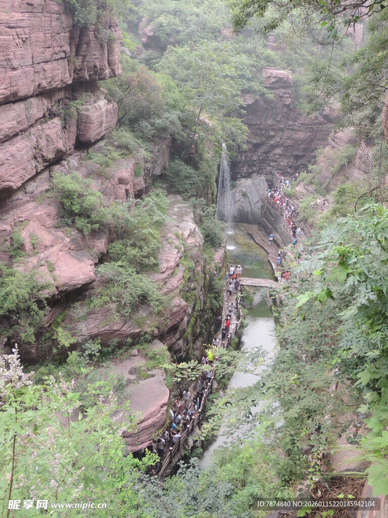 山间峡谷绿意盎然的景致