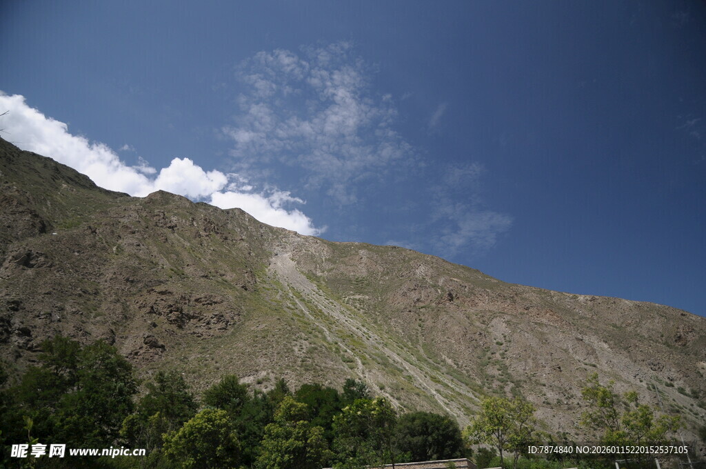 高山蓝天绿树自然美景