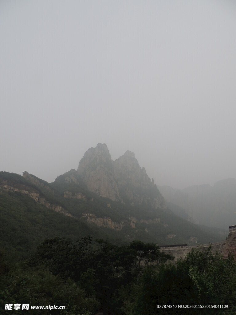 云雾缭绕中的山峦美景