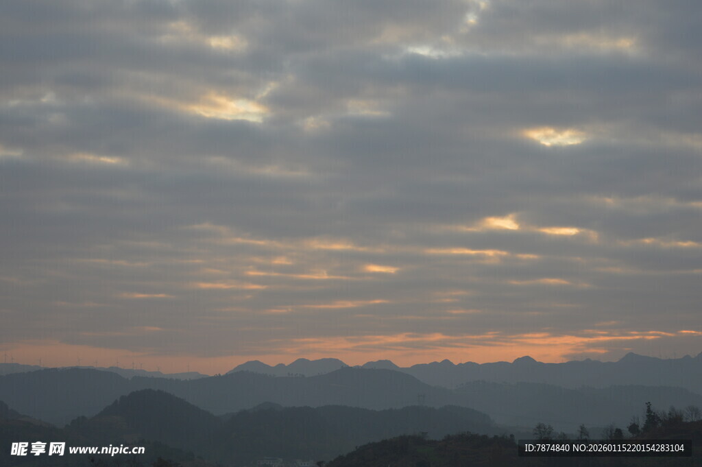 黄昏时分的山峦与云霞