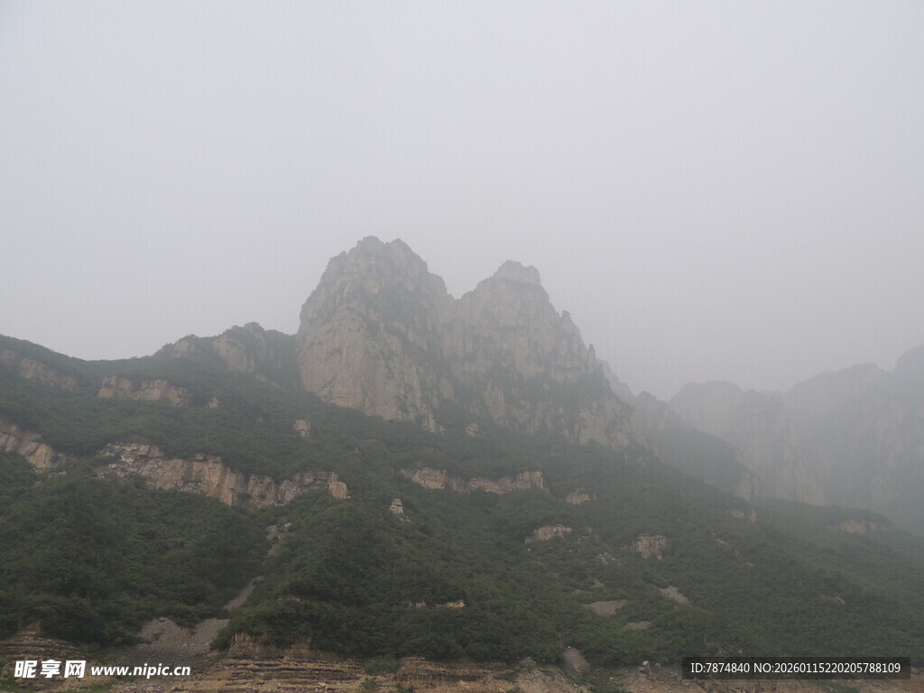 雾中巍峨山峰