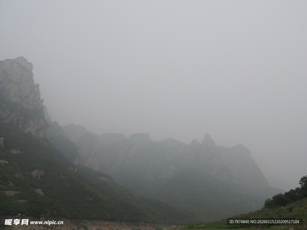 雾中朦胧山峦景色