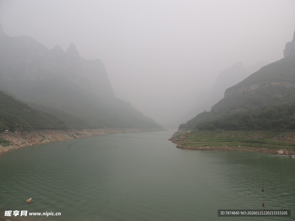 雾中山水景 静谧自然美