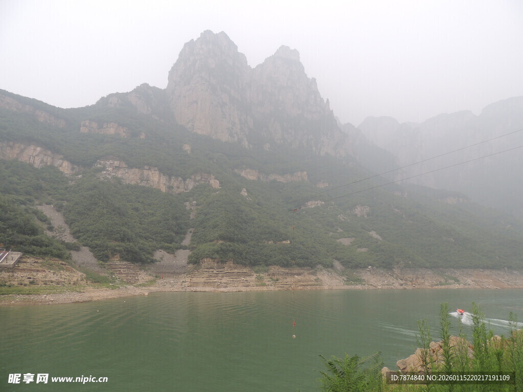 雾中青山绿水美景