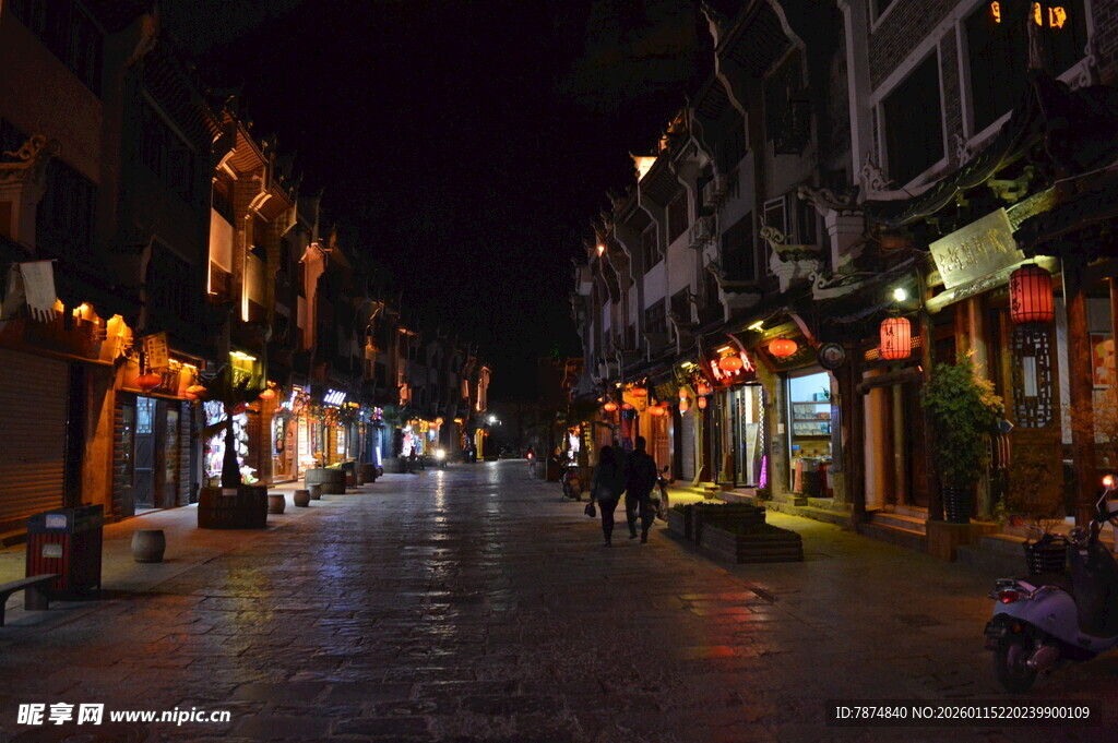 古街夜景 灯笼映照石板路