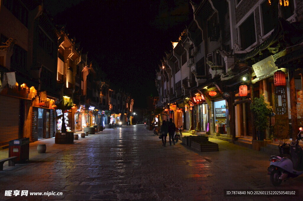 古街夜景 灯笼映照石板路