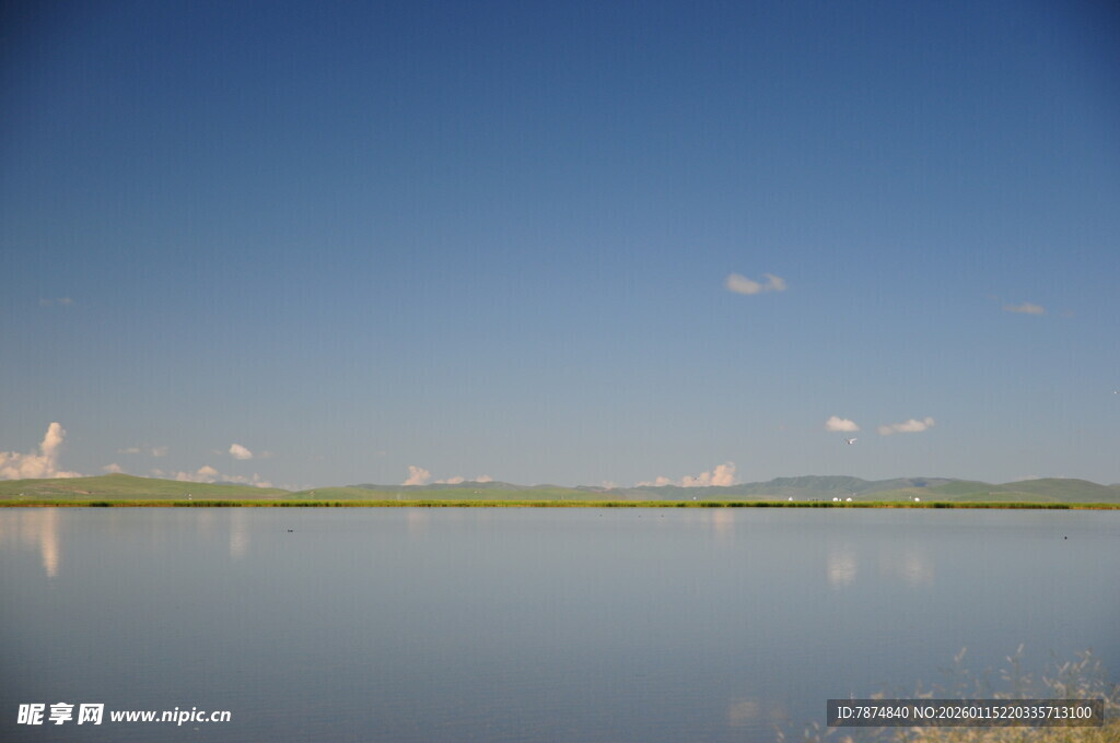 宁静湖面与远处风车景观
