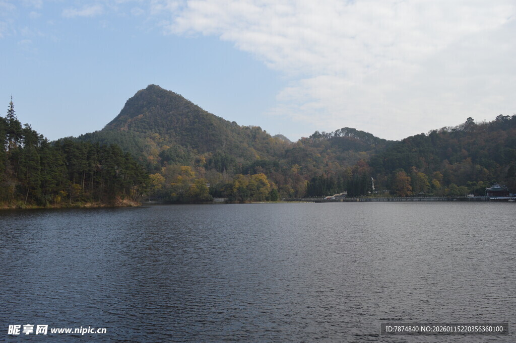 湖畔青山美景