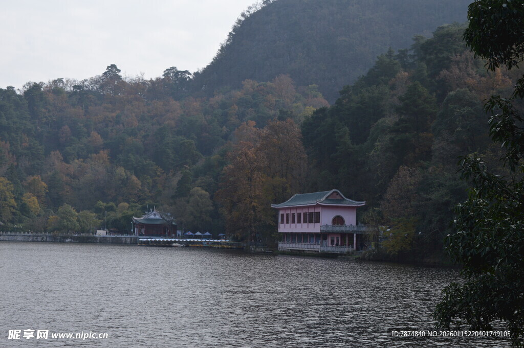 湖畔山林间的别致小屋