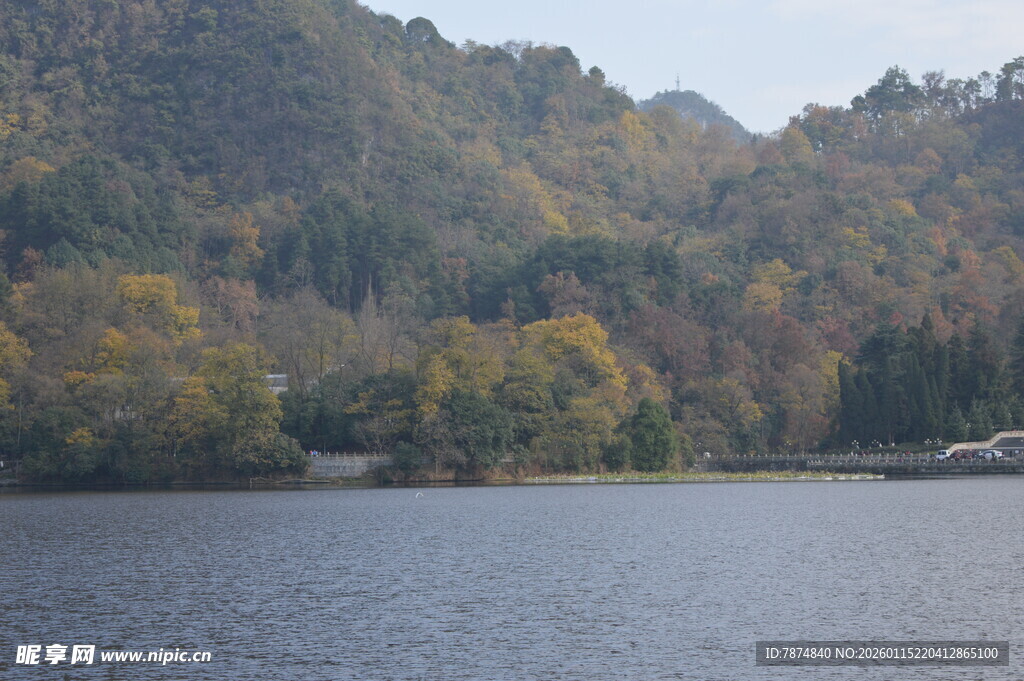 秋日湖畔山林美景