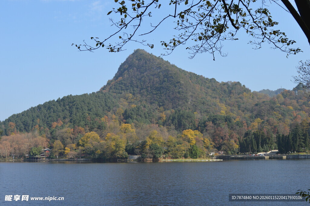湖畔青山秋景图