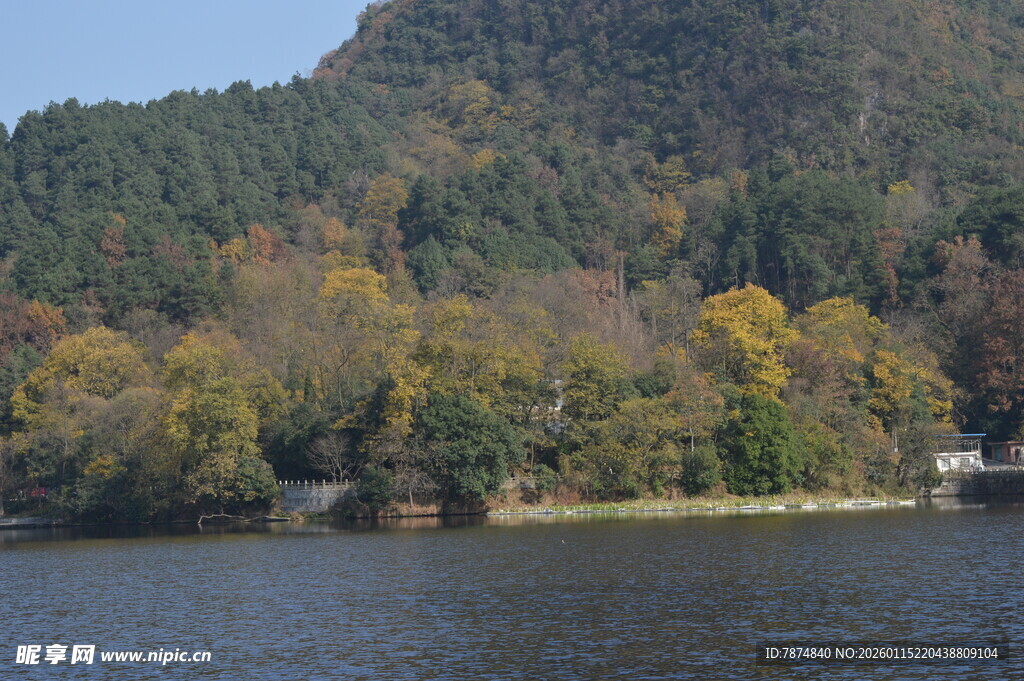 湖畔山林秋景