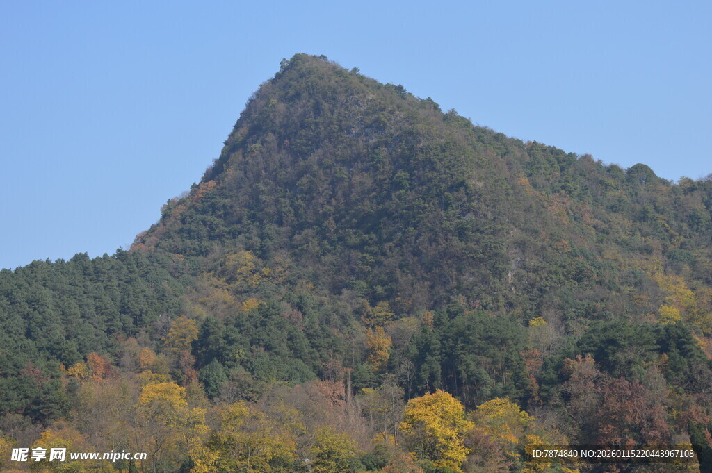 秋日山峦美景