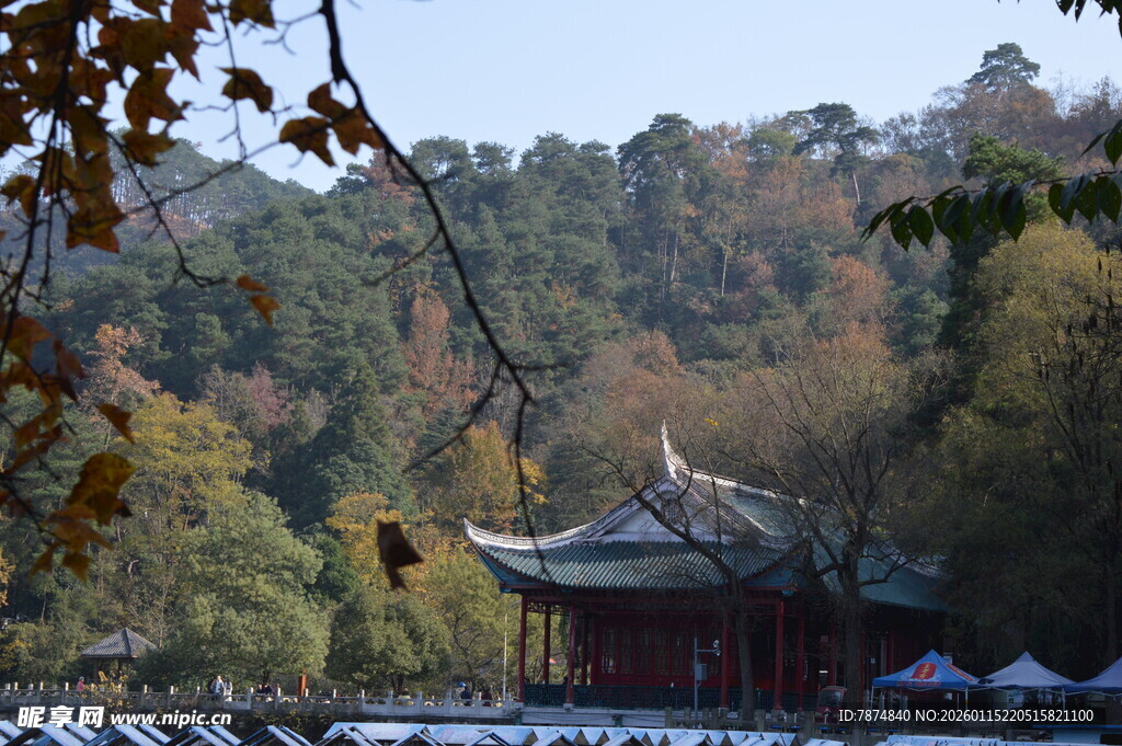 湖畔古亭 山林秋色美景