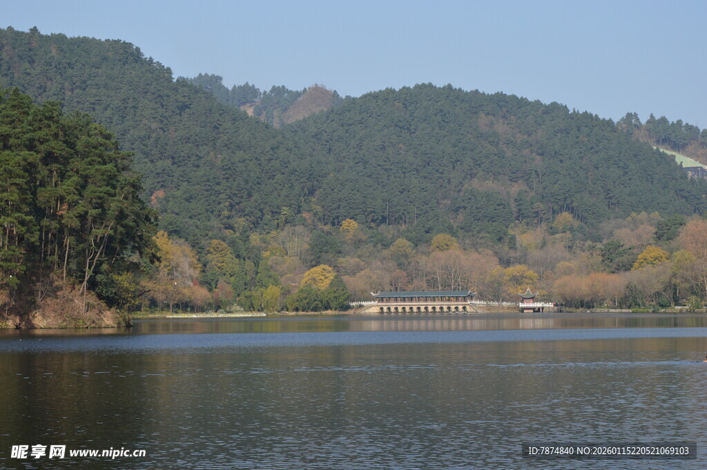 宁静湖畔山林风光
