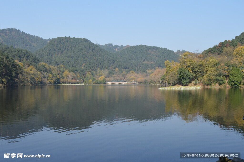 宁静山水湖景风光图