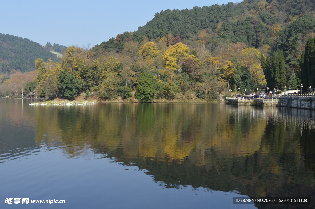 秋日湖畔美景