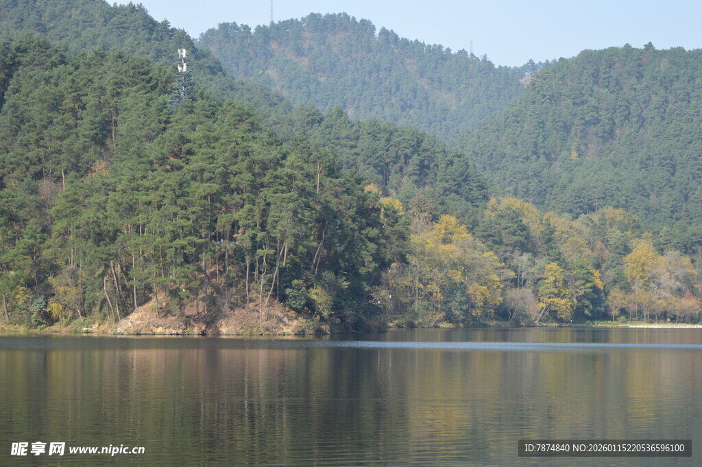 宁静山林间的静谧湖水