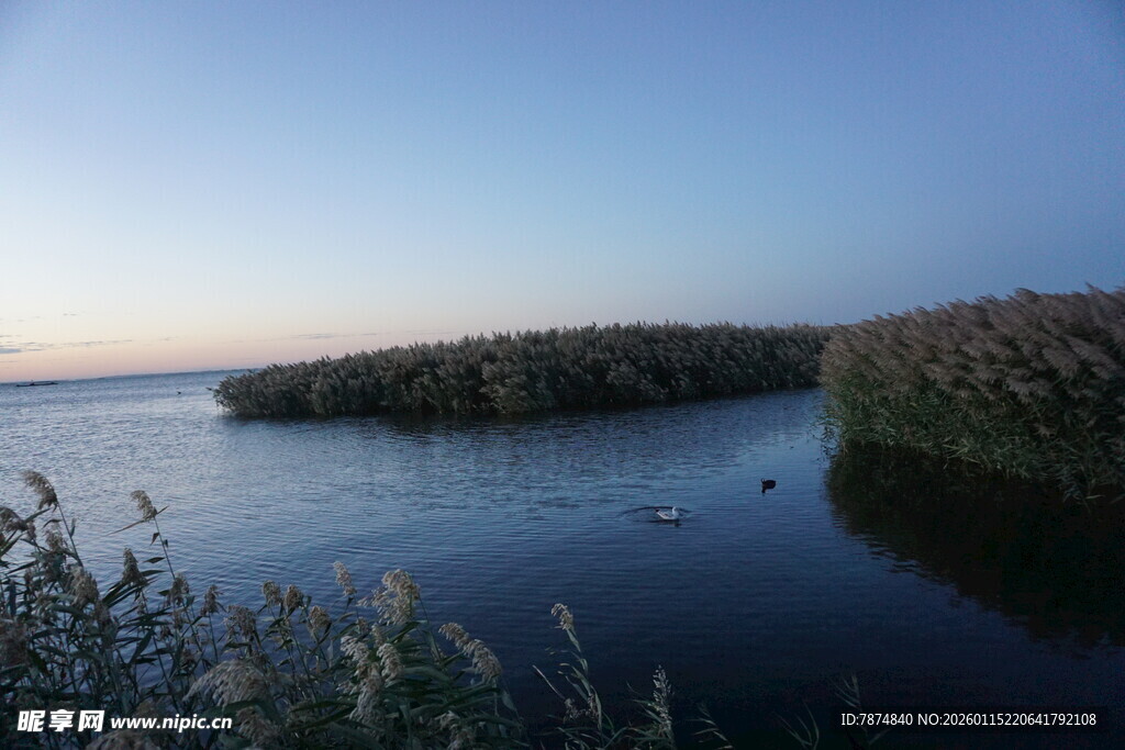 湖畔黄昏美景