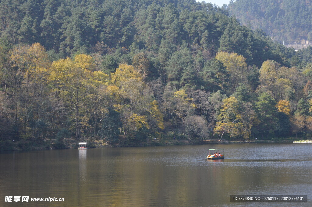秋日山林旁的静谧湖水