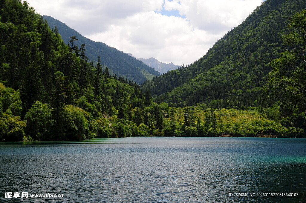 山间幽湖 绿意环绕之景
