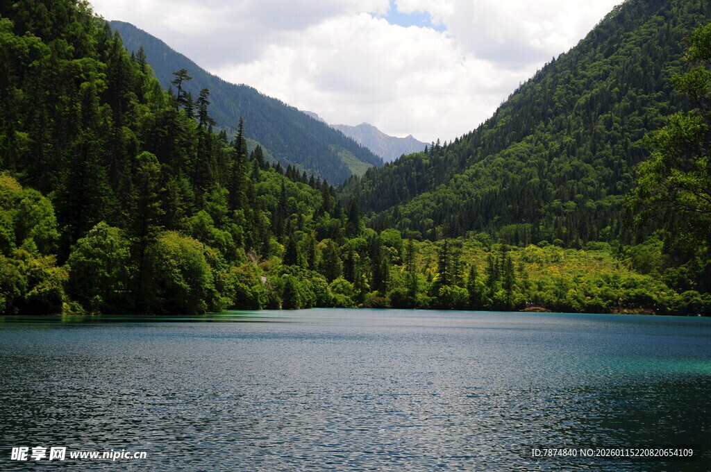 山间幽蓝湖泊美景