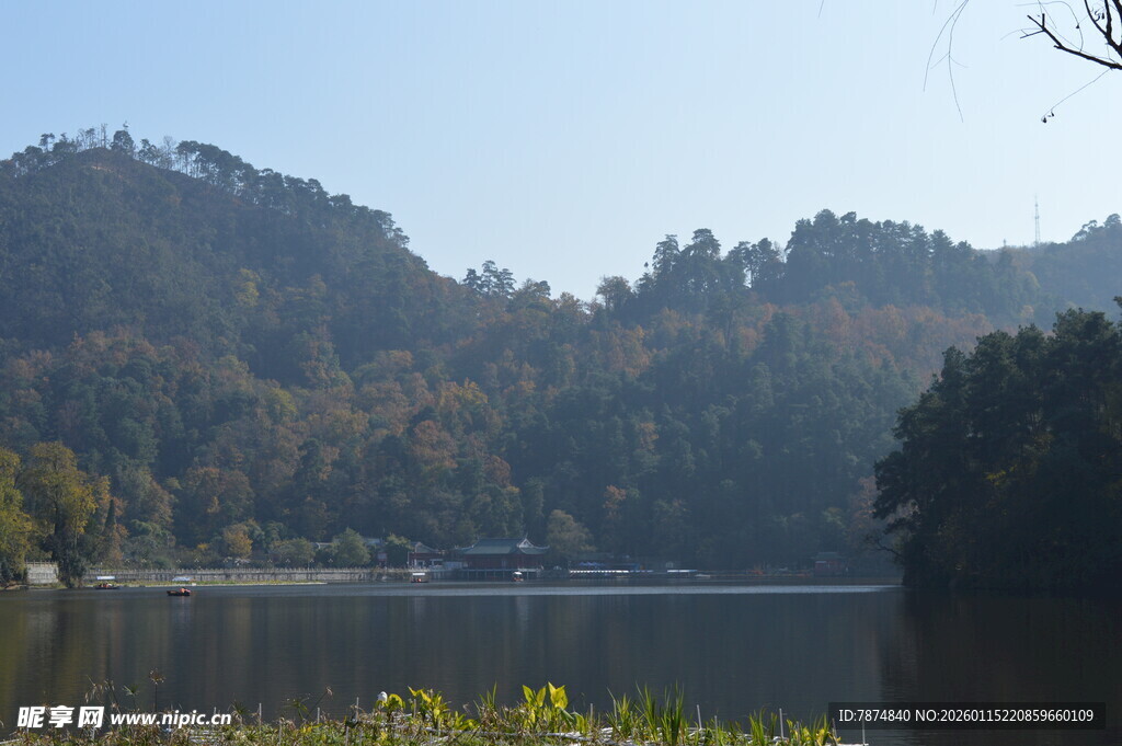 宁静山林环绕的清澈湖泊