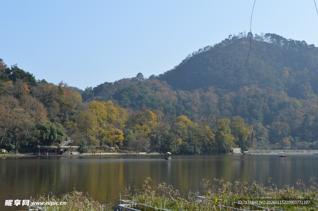 秋日湖畔山色美景