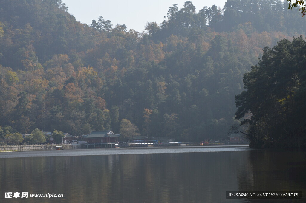 宁静湖畔山林美景