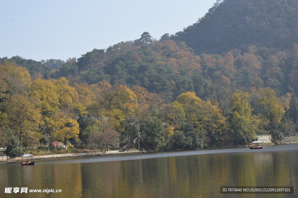秋日湖畔山林美景