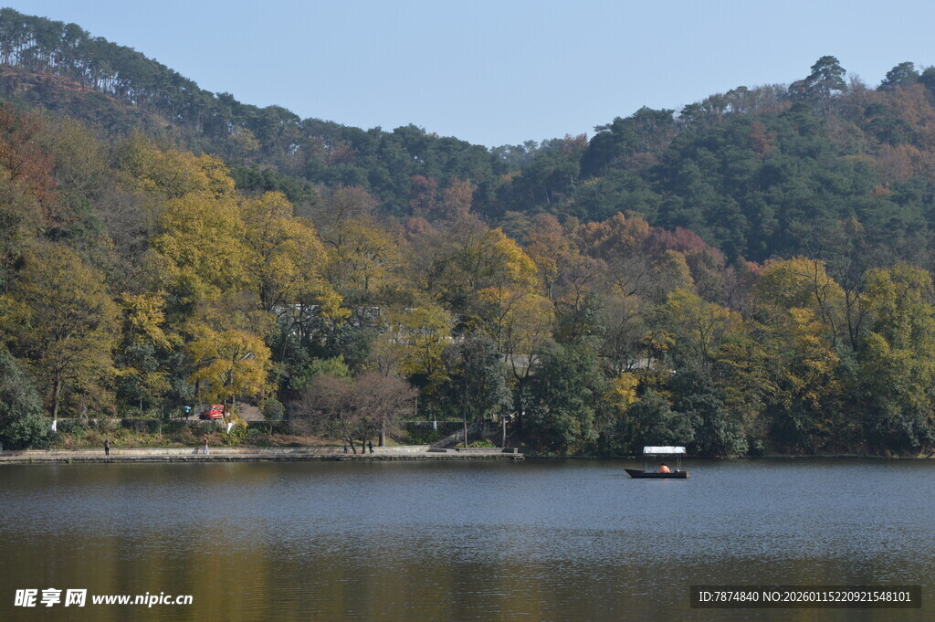 秋日湖畔美景