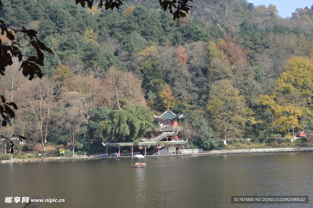 湖畔山林间的静谧景致