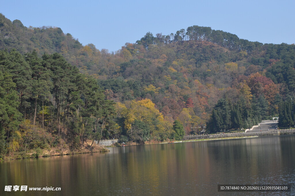 秋日山林湖畔美景