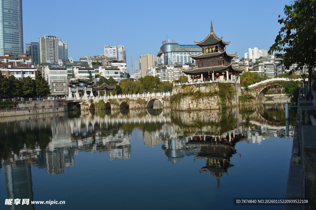 湖畔古建与城市风光倒影