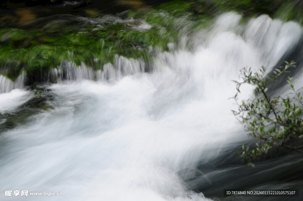 山间溪流潺潺 灵动之景