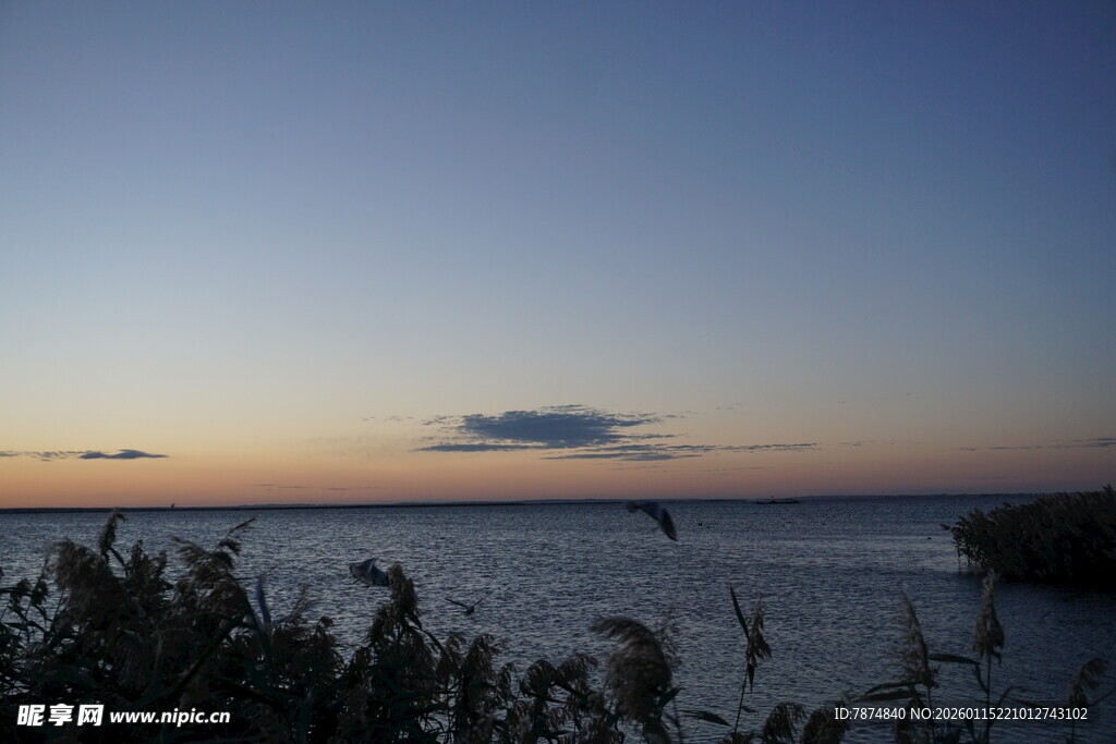 黄昏湖畔美景