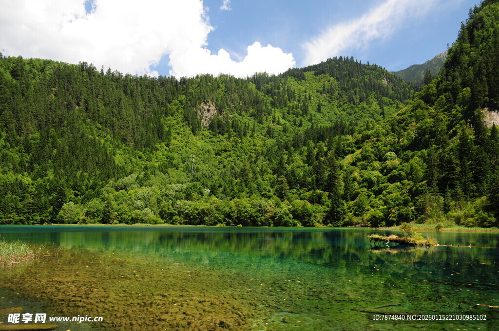 青山绿水间的澄澈湖泊