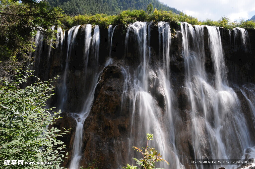 山间瀑布美景