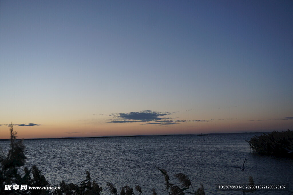 黄昏时分的宁静海边景色