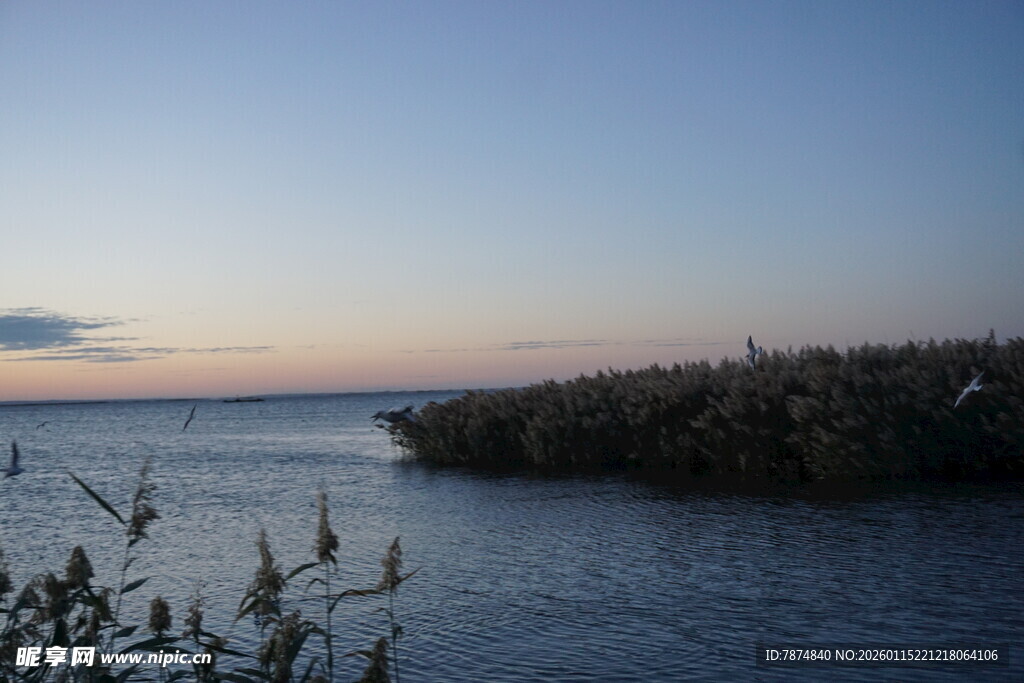 黄昏湖畔风景